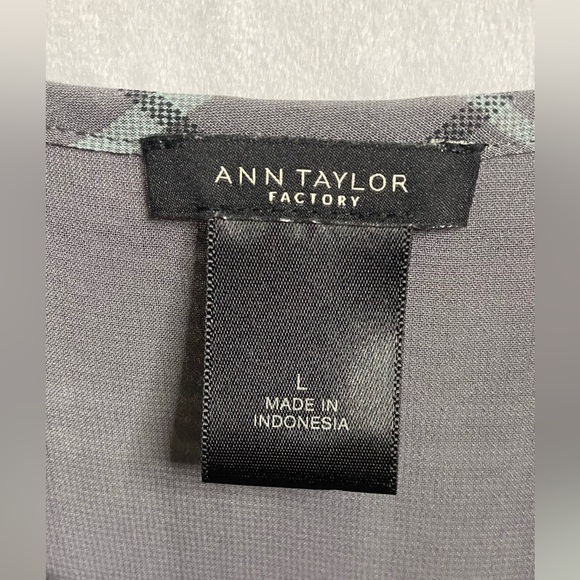 ANN TAYLOR - gray & blue checked blouse with accordion sleeves. - Picture 3 of 4